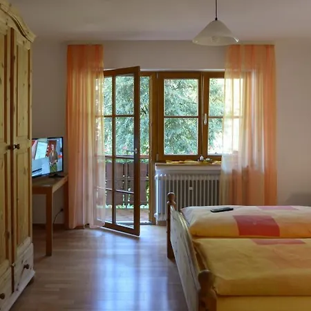 アパート Bergfranzenhof オッペナウ